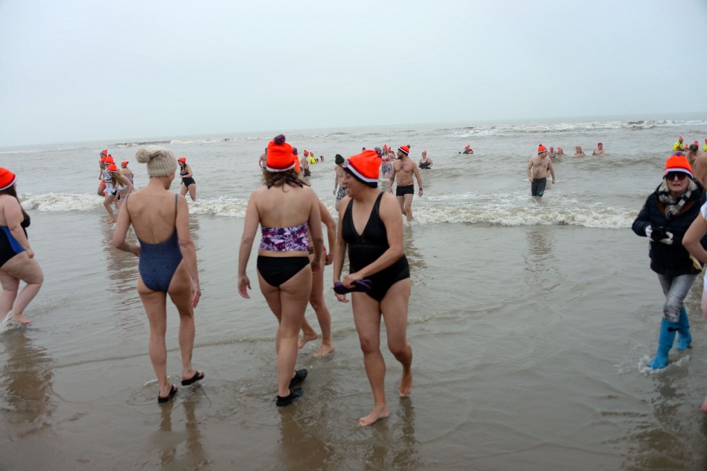 ../Images/Nieuwjaarsduik Noordwijk 2020 100.jpg